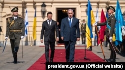 Президент Украины Владимир Зеленский (слева) и Биньямин Нетаньяху идут по красной ковровой дорожке на встрече в Киеве, 19 августа 2019 года.