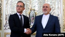 Iranian Foreign Minister Mohammad Javad Zarif (right) greets his German counterpart Heiko Maas in Tehran on June 10.