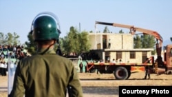 A police officer watching public execution in Neyriz in Iran's southern province of Fars, September 23, 2016.