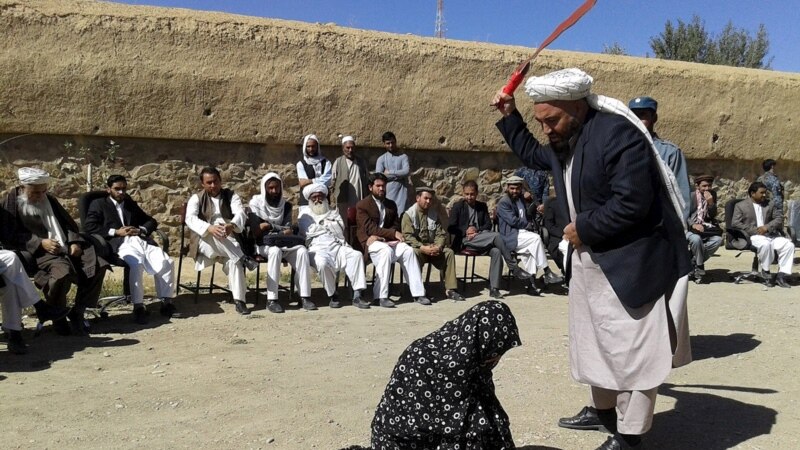 در دوره اخیر حکومت طالبان بیش از ۴۰۰ نفر در ملأ عام شلاق خورده‌اند؛ صدور دوباره حکم سنگسار