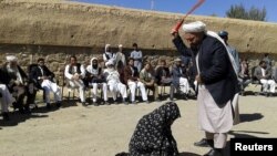 طالبان دساتیر دره زدن و شلاق زدن افراد را در بسیاری از ولایات افغانستان تطبیق کرده اند