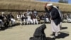 Афганский судья наносит удары плетью "провинившейся" женщине в провинции Гор. 31 августа 2015 года.