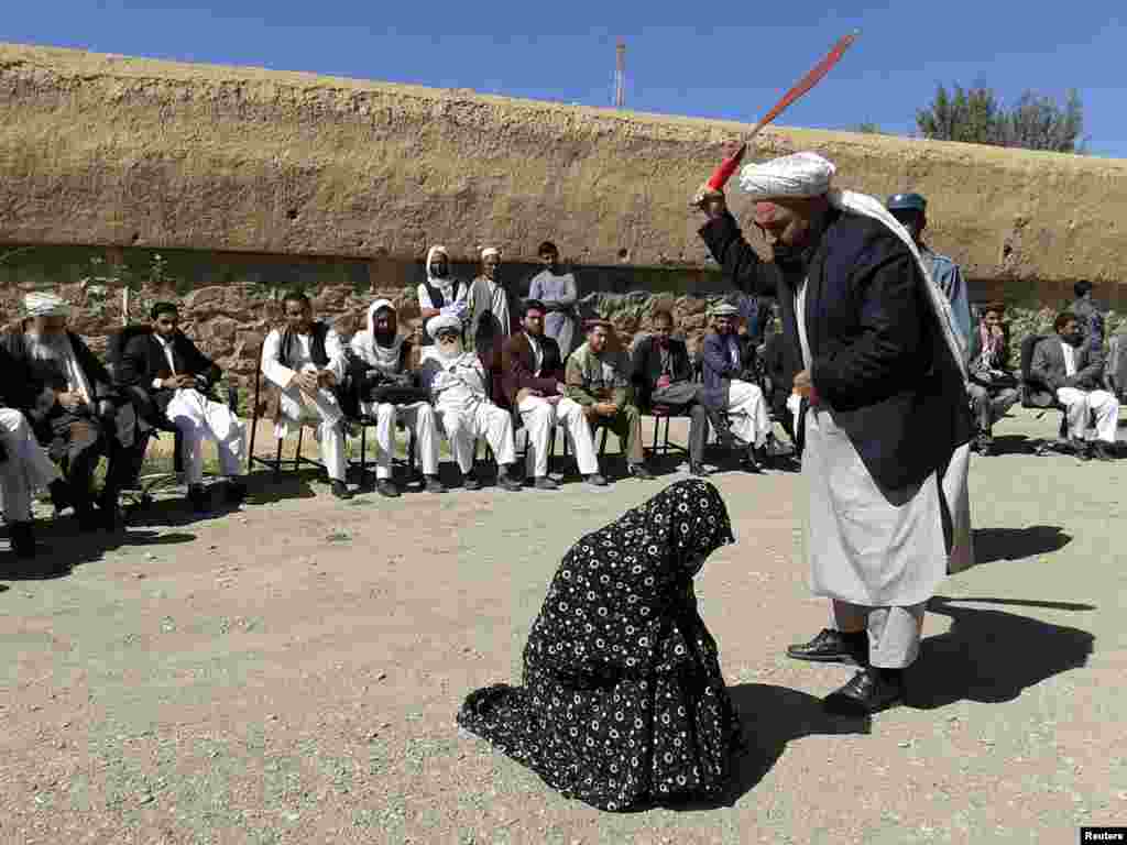 U novembru je talibanski vrhovni vođa Mullah Haibatullah Akhundzada naredio povratak na kazne koje dozvoljavaju odmazdu &quot;oko za oko&quot; i tjelesne kazne. Stotine širom zemlje su javno bičevane, kamenovane ili im su amputirani dijelovi tijela.
