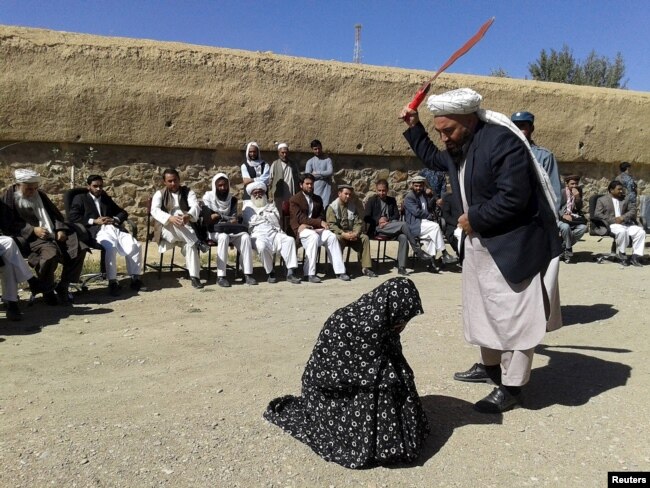 Žena proglašena krivom za preljubu dobija 100 udaraca bičem pred okupljenima u provinciji Gor 2015.