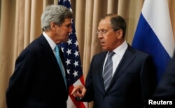Державний секретар США Джон Керрі (ліворуч) розмовляє з міністром закордонних справ Росії Сергієм Лавровим на початку двосторонньої зустрічі, щоб обговорити поточну ситуацію в Україні. Женева, квітень 2014 року