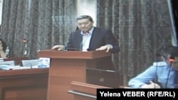 Бывший премьер-министр Серик Ахметов выступает в суде. Караганда, 25 ноября 2015 года.