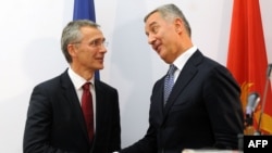 Премьер-министр Черногории Мило Джуканович (справа) и Генеральный секретарь НАТО Йенс Столтенберг во время встречи в Подгорице 