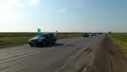 Колонна автомобилей: крымские татары встречают Мустафу Джемилева, 3 мая 2014 года
