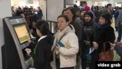 Люди в ЦОНе в Алматы. Январь 2017 года.