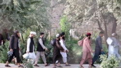 شماری از زندانیان گروه طالبان که از زندان پلچرخی کابل آزاد شده اند.