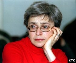 Anna Politkovskaya la o conferință de presă la Moscova din Februarie, 2001