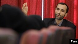 حمید بقایی برای گذراندن محکومیت خود شامگاه ۲۲ اسفند بازداشت و به زندان منتقل شد.