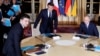 Президенты Украины, Франции и России усаживаются за круглый стол 