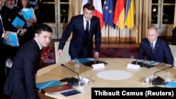 Президенты Украины, Франции и России усаживаются за круглый стол