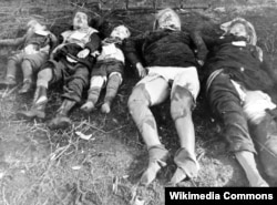 Sovet əsgərlərinin öldürdüyü iki alman qadını və üç uşağın meyiti. ABŞ-ın Konqres Kitabxasından foto. Qadınların zorlandığı əlamətləri aşkardır.