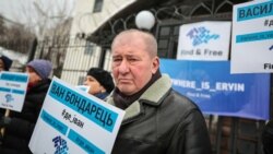 İlmi Umerov Kyivdeki Rusiye elçihanesi ögünde Qırımda hırsızlanğanlarnı qorçalav aktsiyasında, 2018 senesi dekabrniñ 27-si