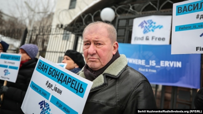 Ильми Умеров возле посольства России в Киеве во время акции в защиту похищенных в Крыму, 27 декабря 2018 года