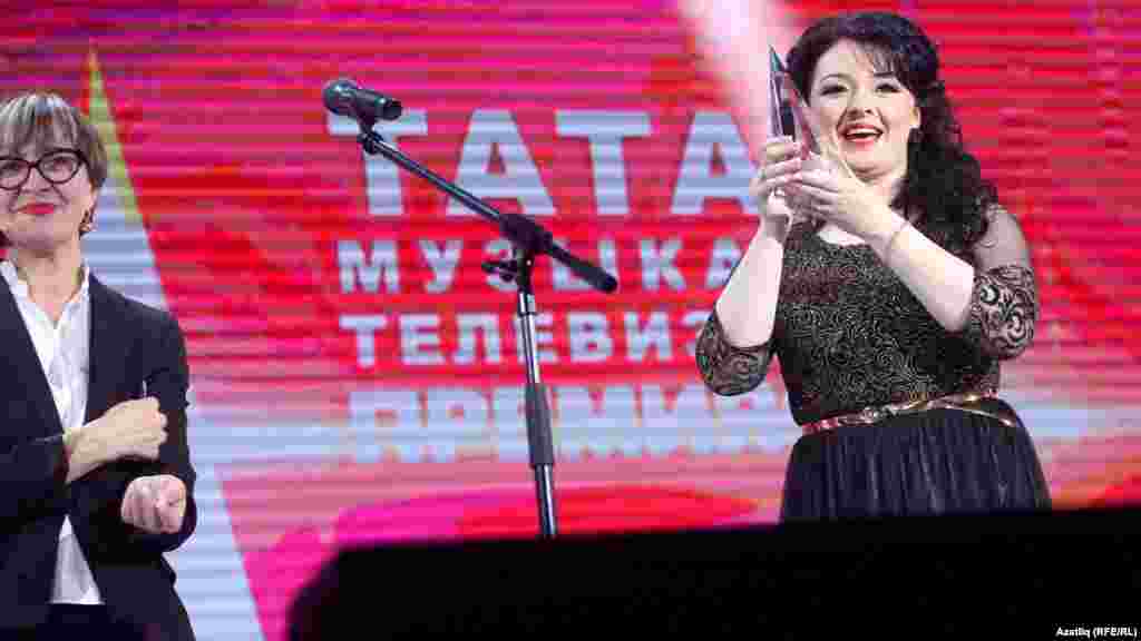 "Яңа гасыр" каналы башлыгы урынбасары Мәдинә Тимерҗанова Эльмира Сөләймановага "Тамашачы мәхәббәте" бүләген тапшырды