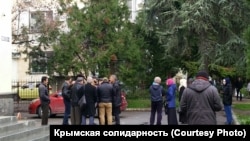 Возле здания суда, где назначают штрафы крымскотатарским активистам. Алушта, 18 декабря 2017 года