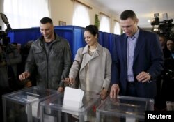 Primary Kievului Vitali Klitschko, voted împreună cu soția Natalia și fratele său, campion mondial de box categoria grea, Wladimir Klitschko.