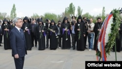 Նախագահ Սերժ Սարգսյանը ծաղկեպսակ է դնում Ցեղասպանության զոհերի հուշահամալիրին: