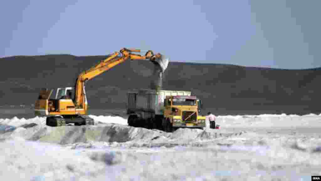 Iran – A digger in a salt extraction factory on Lake Urmia, Tabriz, Sep2012 