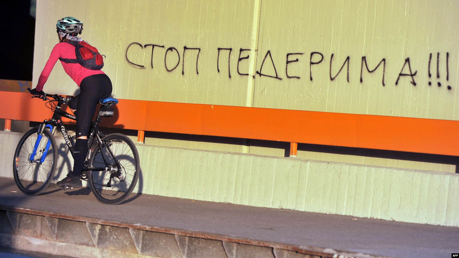 Uvredljive poruke prema LGBT populaciji bile su svuda prisutne u oči parade koja je bila planirana da se održi u oktobru 2011.