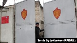 Бішкектегі түрме қақпасы. (Көрнекі сурет.)