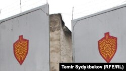 Ворота колонии-поселения в Бишкеке. Иллюстративное фото.