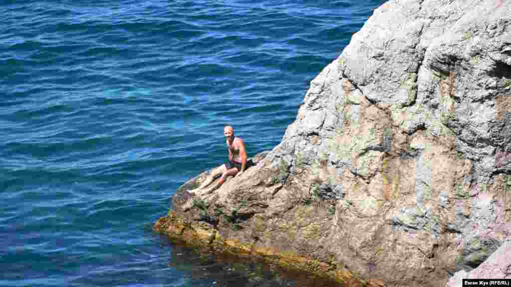 Некоторые отдыхающие любят уединиться на скалах у моря