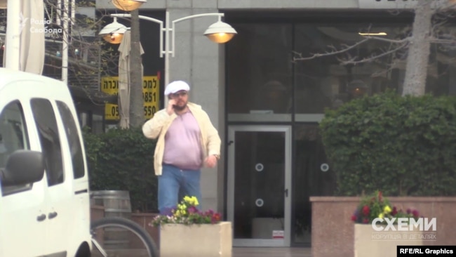 Чоловік у сонцезахисних окулярах і білому кашкеті – відома в українській політиці часів Януковича особа Чоловік у сонцезахисних окулярах і білому кашкеті – відома в українській політиці часів Януковича особа