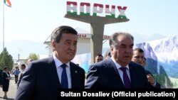Қырғызстан мен Тәжікстан президенттері Сооронбай Жээнбеков пен Эмомали Рахмон шекарада кездескен сәт. 26 шілде 2019 жыл. 