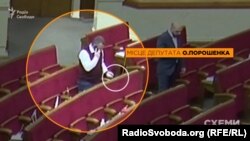 Депутат Іван Мельничук вставляє картку депутата Олексія Порошенка в гніздо