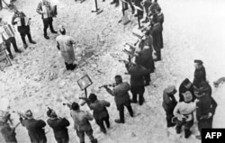 Оркестр Янівського табору смерті (відоміший як «Танго смерті») – табірний оркестр, створений у Янівському концентраційному таборі у Львові нацистською окупаційною адміністрацією. Це фото використовувалося як ілюстрація нацистських злочинів на Нюрнберзькому судовому процесі