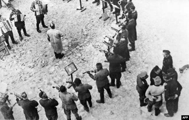 L'Orchestre du camp de la mort de Yaniv (mieux connu sous le nom de Tango de la mort) est un orchestre de camp créé au camp de concentration de Yaniv à Lviv par l'administration d'occupation nazie. Cette photo a été utilisée comme illustration des crimes nazis lors des procès de Nuremberg