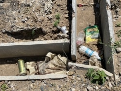 Забитый мусором арык в селе Кызылсуат. Акмолинская область, 10 июня 2020 года.