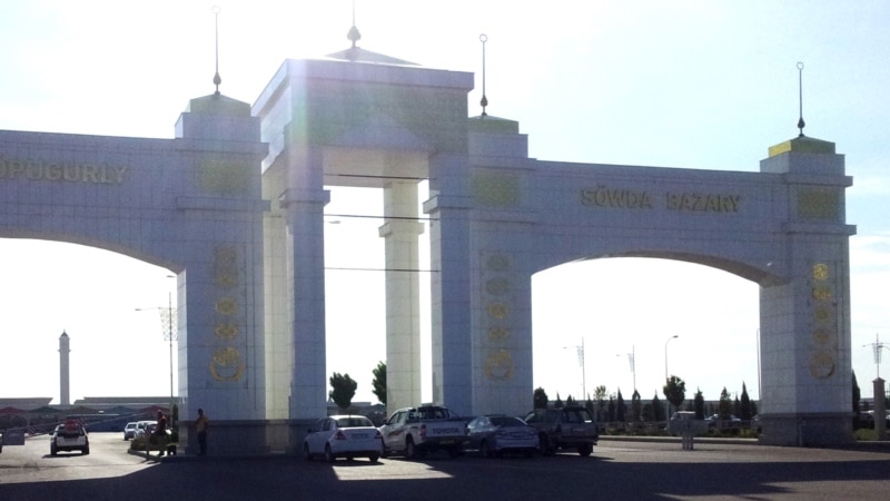 Türkmen-özbek serhedinde açyljak täze bazar haryt bilen 'doldurylýar', prezident portretleri bilen bezelýär