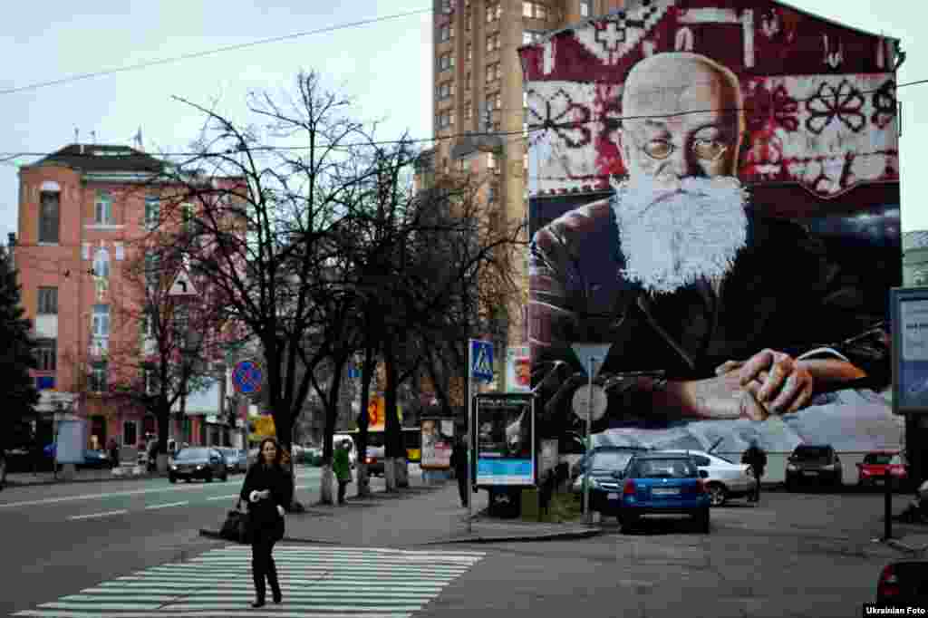 У 2016 році виповнюється 150 років з дня народження Михайла Грушевського. До цієї річниці команда художників Kailas-V намалювала портрет академіка на стіні будинку по вулиці Артема, 75 у Києві, 24 листопада 2015 року