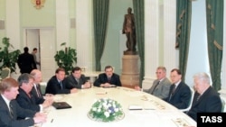 Борис Ельцин (крайний справа) и "его" олигархи. Совещание с крупными бизнесменами в Кремле, 1998 год 
