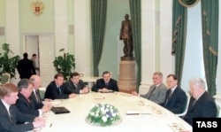 Президент России Борис Ельцин (справа) и ведущие российские бизнесмены 90-х. Кремль, июнь 1998 года