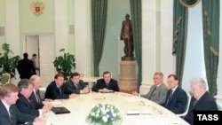 Президент Борис Ельцин на встрече с десятью ведущими банкирами и бизнесменами обсуждает экономическую ситуацию в России. Июнь 1998. Третий справа Александр Лившиц 