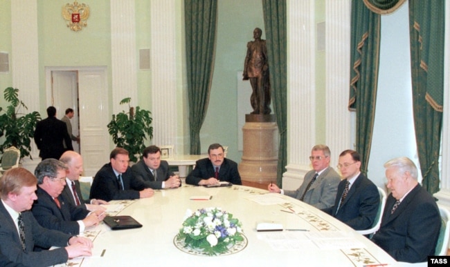 Президент РФ Борис Ельцин (справа) и ведущие российские бизнесмены 90-х. Кремль, июнь 1998 года