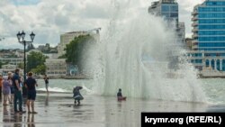 Шторм в Севастополе, архивное фото