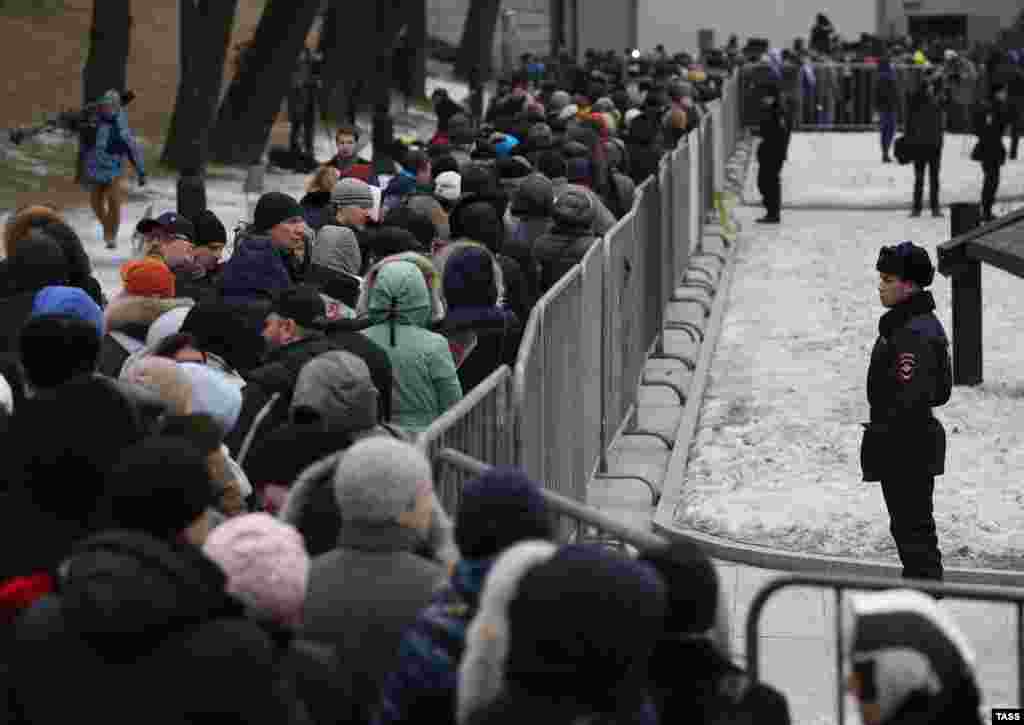 People stand in a line to attend Nemtsov&#39;s memorial service.