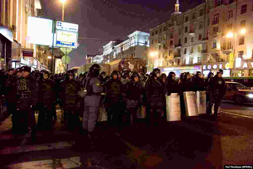 Тысячи солдат ВВ и ОМОНовцев в полной выкладке стояли на Тверской на случай, если участники митинга &quot;За честные выборы&quot; пойдут на Кремль.
