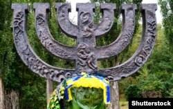 Пам'ятник євреям, які загинули під час Голокосту в Бабиному Яру. Київ, 31 вересня 2017 року
