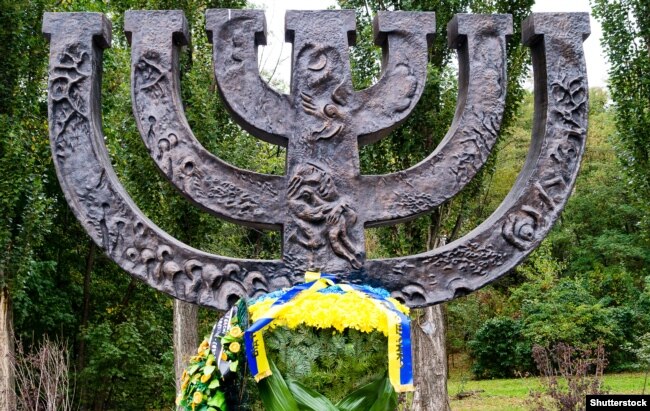 Пам'ятник євреям, які загинули під час Голокосту в Бабиному Яру. Київ, 31 вересня 2017 року