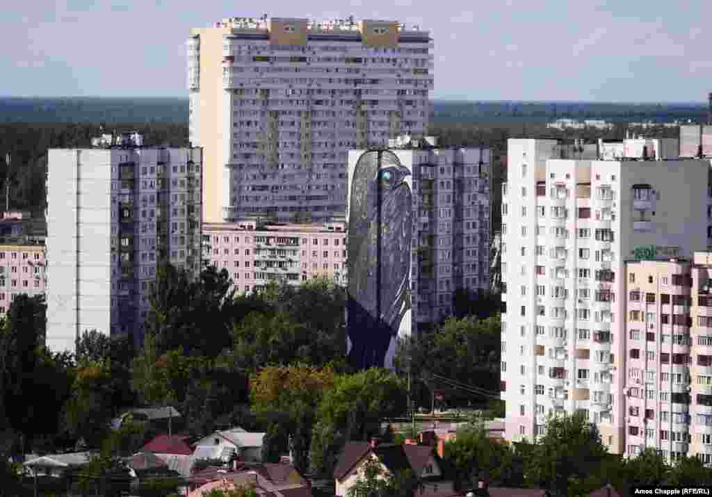 Swift, by Alex Maksiov. The young Ukrainian artist used 90 liters of paint for the mural. Ukraine's flag is reflected in the bird's eye. 