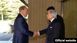 Президент Казахстана Нурсултан Назарбаев (слева) и император Японии Акихито. Токио, 7 ноября 2016 года.