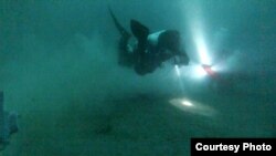 Водолаз находит кабель на дне Черного моря